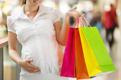 買い物中の妊婦