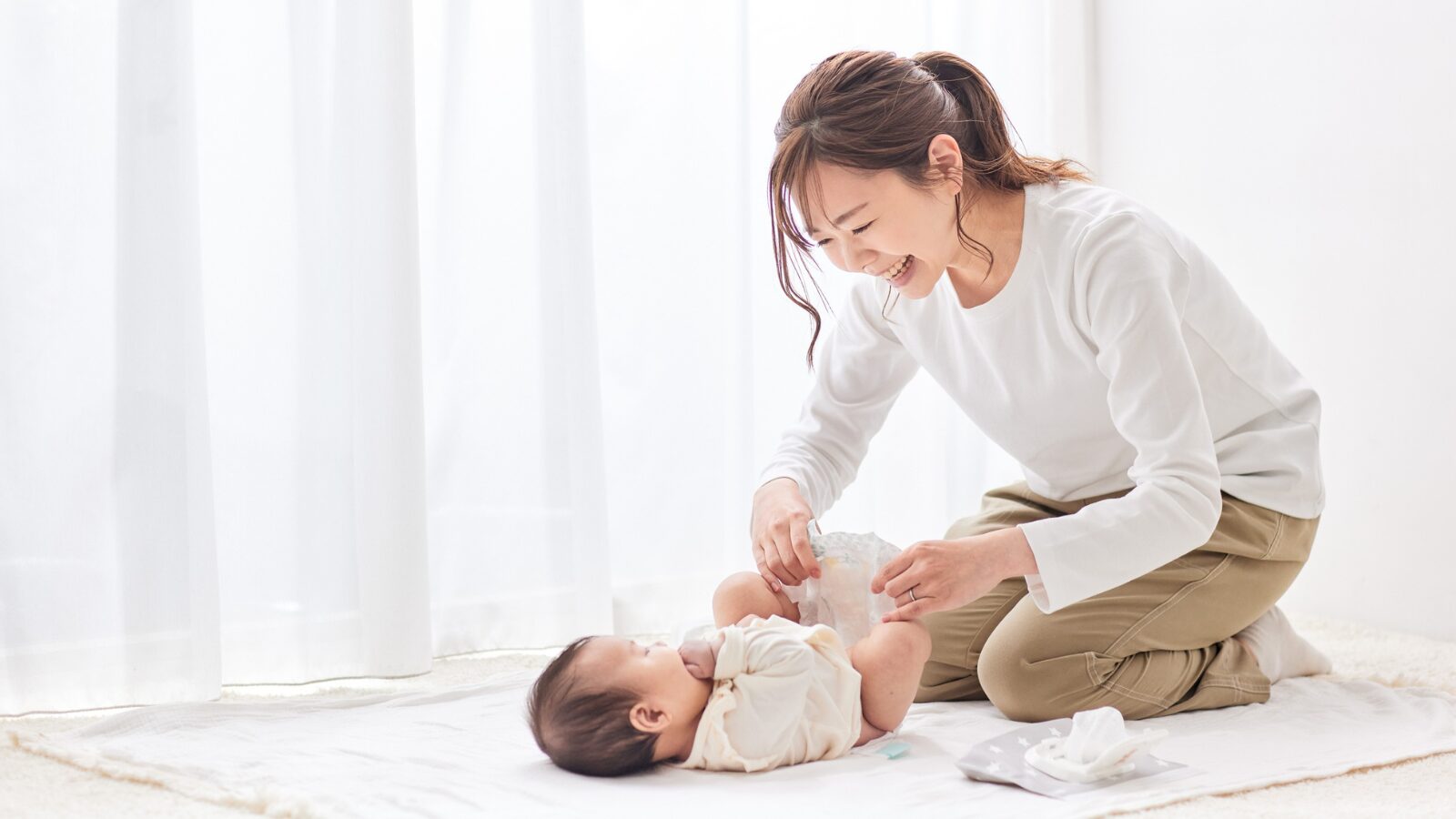 おむつ替え中の親子