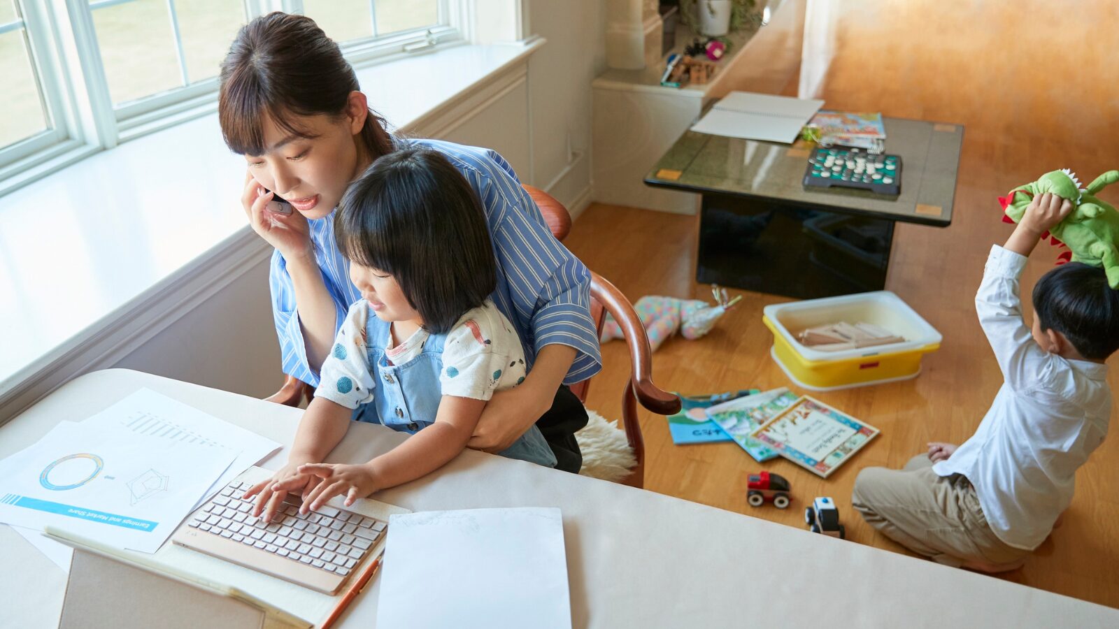 フリーランスの母親と子どもたち